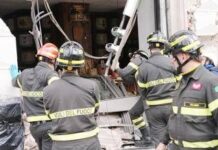 Tram deragliato a Milano, due morti e 48 feriti: l’ipotesi di un guasto al freno d’emergenza dopo il malore dell’autista