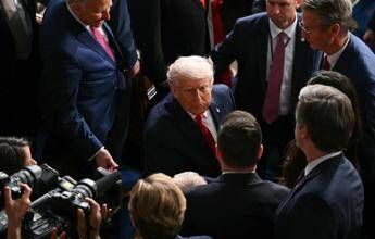 Trump, discorso record di 108 minuti tra proteste e silenzi