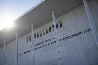 Trump, l’ultimo attacco al Kennedy Center: chiuso 2 anni per “ricostruzione”
