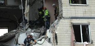Ucraina, attesa per nuovi colloqui ma Russia colpisce senza tregua. Zelensky: “Il male va fermato”