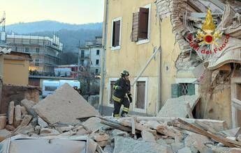 Verona, esplode bombola di gas e crolla palazzina di tre piani: un morto e 3 feriti