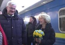 Von der Leyen in Ucraina con Costa: “Pace a condizioni Kiev”. Zelensky: “Putin ha fallito”