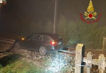Cassola, sbaglia strada per la nebbia e finisce sui binari: bloccata la ferrovia cassola incidente biari auto
