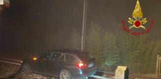 Cassola, sbaglia strada per la nebbia e finisce sui binari: bloccata la ferrovia cassola incidente biari auto