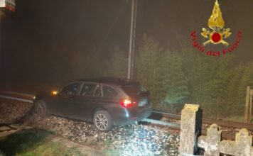 Cassola, sbaglia strada per la nebbia e finisce sui binari: bloccata la ferrovia cassola incidente biari auto