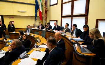 Ucraina, il Consiglio Veneto approva la mozione per una “pace giusta”: aula divisa tra diplomazia e geopolitica Consiglio regionale Veneto mozione Ucraina