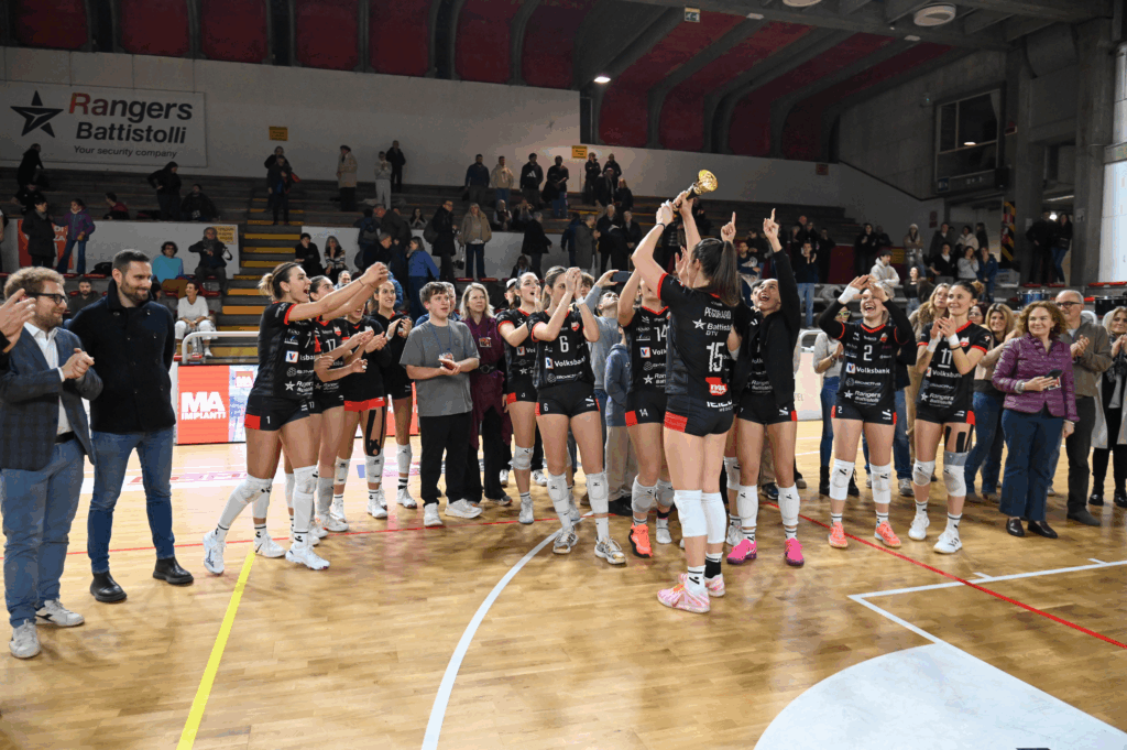 Il sindaco di Vicenza Giacomo Possamai e l’assessore allo sport Leone Zilio assistono alla premiazione della Volksbank Vicenza Volley