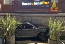 Bolzano Vicentino, auto contro cabina del gas e saracinesca di un bar: statale chiusa nella notte incidente Bolzano Vicentino