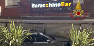 Bolzano Vicentino, auto contro cabina del gas e saracinesca di un bar: statale chiusa nella notte incidente Bolzano Vicentino
