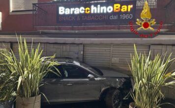 Bolzano Vicentino, auto contro cabina del gas e saracinesca di un bar: statale chiusa nella notte incidente Bolzano Vicentino