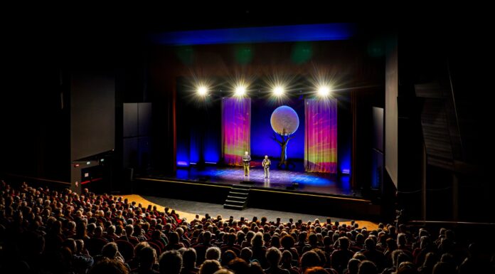 “Lunga vita agli alberi”: Giovanni Storti e Stefano Mancuso divertono i vicentini raccontando le meraviglie del mondo vegetale lunga vita agli alberi vicenza