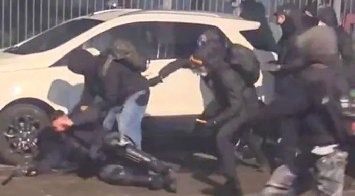 Poliziotto aggredito a Torino: riflessioni tra propaganda e ipocrisie poliziotto totrino