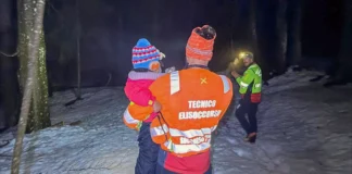 Tonezza, ritrovata dai soccorritori bambina di 3 anni scomparsa: stava bene con il suo cane tonezza del cimone bambina 3 anni scomparsa ritrovata