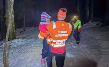 Tonezza, ritrovata dai soccorritori bambina di 3 anni scomparsa: stava bene con il suo cane tonezza del cimone bambina 3 anni scomparsa ritrovata