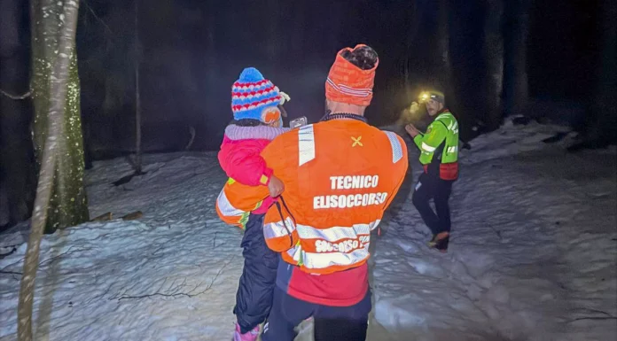 Tonezza, ritrovata dai soccorritori bambina di 3 anni scomparsa: stava bene con il suo cane tonezza del cimone bambina 3 anni scomparsa ritrovata