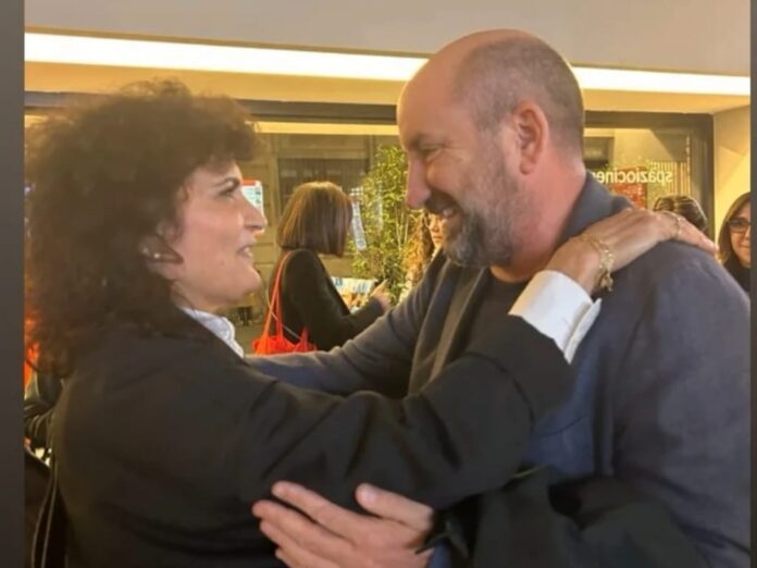 Emilia Laugelli con Antonio Albanese alla prima del film sul dramma del crac delle Popolari Venete (Cento domeniche) credit EcoVicentino Emilia Laugelli con Antonio Albanese alla prima del film sul dramma del crac delle Popolari Venete (Cento domeniche) credit EcoVicentino