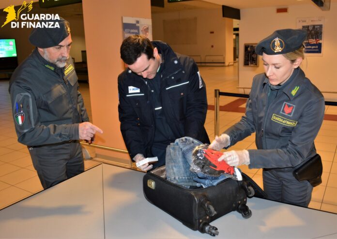 Guardia di Finanza Treviso e Dogane all'aeroporto Canova di Treviso Guardia di Finanza Treviso e Dogane all'aeroporto Canova di Treviso