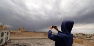 Allarme in Iran: “Rischio piogge acide dopo raid su raffinerie, restate a casa”