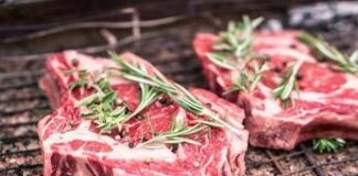 Alzheimer, mangiare più carne può proteggere il cervello: lo studio