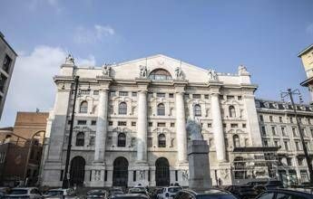 Attacco all’Iran, prezzi petrolio salgono ancora. Borse aprono in rosso