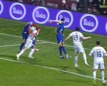 Bosnia-Italia, fallo di mano di Dzeko sul gol del pari e proteste azzurre. Cos’è successo