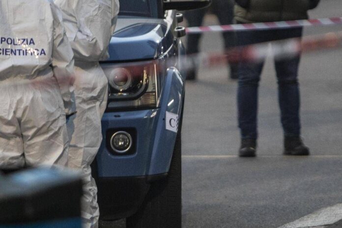 Cadavere di una donna nel giardino di una casa disabitata, è giallo a Messina