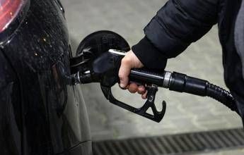 Carburanti, rallenta ma non si ferma corsa dei prezzi per diesel e benzina