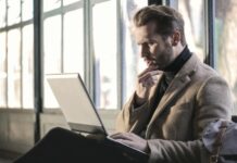 Come funzionano le classifiche e i filtri dei giochi nei casinò online: l’esperienza di Casea Casino Casino online (Source- https-::www.pexels.com:photo:man-wearing-brown-jacket-and-using-grey-laptop-874242:)
