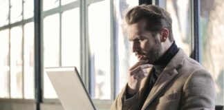 Come funzionano le classifiche e i filtri dei giochi nei casinò online: l’esperienza di Casea Casino Casino online (Source- https-::www.pexels.com:photo:man-wearing-brown-jacket-and-using-grey-laptop-874242:)