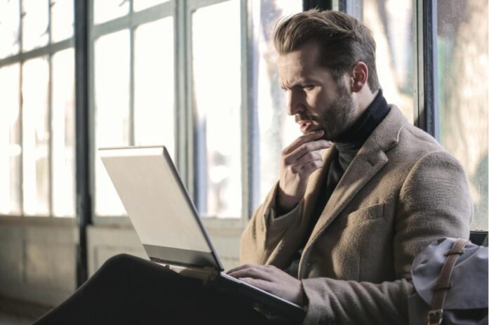 Casino online (Source- https-::www.pexels.com:photo:man-wearing-brown-jacket-and-using-grey-laptop-874242:)