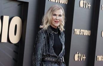 Catherine O’Hara vince un premio postumo agli Actor Award, per lei una standing ovation