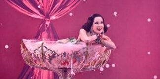 Dita Von Teese: “Il burlesque oggi è potere, non solo seduzione”