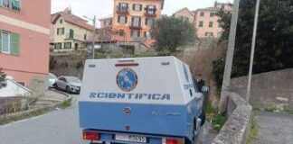 Donna uccisa a coltellate in casa a Genova, il figlio: “Non ricordo nulla”