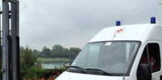 Escavatore si ribalta, operaio morto schiacciato nel Bresciano