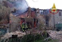 Esplosione in una palazzina a Pescia: si cerca un uomo disperso