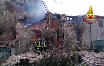 Esplosione in una palazzina a Pescia: si cerca un uomo disperso