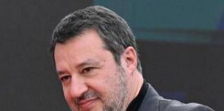 Festa del papà, Salvini fa gli auguri e posta la foto di Nathan della famiglia del bosco