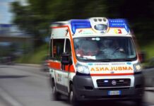 Furgone con braccianti a bordo si ribalta nel Foggiano, un morto e 7 feriti