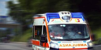 Furgone con braccianti a bordo si ribalta nel Foggiano, un morto e 7 feriti