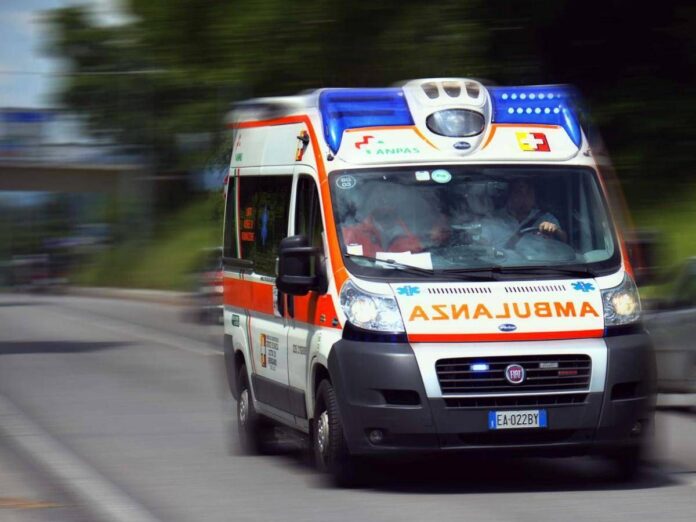 Furgone con braccianti a bordo si ribalta nel Foggiano, un morto e 7 feriti