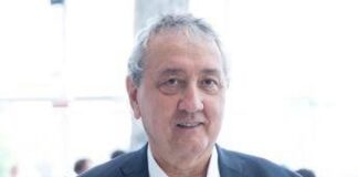 Gaffe Pd e M5S, onoreficenza del giornalista Romoli ‘scambiata’ per croce celtica. Barelli: “Caccia al nemico rende scemi”