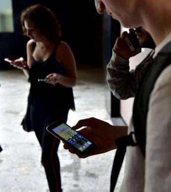 Gen Z e la “telefobia”. Ecco perché oggi si preferiscono i messaggi alle chiamate