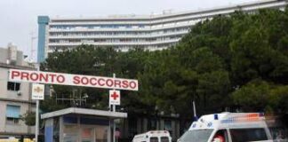 Genova, diciassettenne accoltellato alla schiena in centro storico