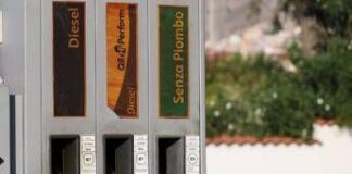 Governo verso proroga taglio accise, nodo risorse e doppia partita incentivi