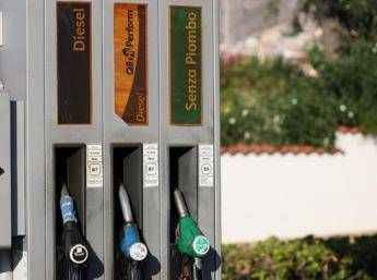 Governo verso proroga taglio accise, nodo risorse e doppia partita incentivi