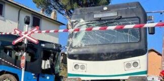 Incidente a Viterbo, si scontrano treno e pullman al passaggio a livello: studenti feriti