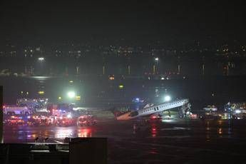Incidente all’aeroporto LaGuardia di New York, aereo in fase di atterraggio si scontra con un veicolo