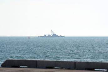 Iran, nave cinese attravera Hormuz e sfida il blocco di Trump. Oggi primi colloqui Israele-Libano – Diretta