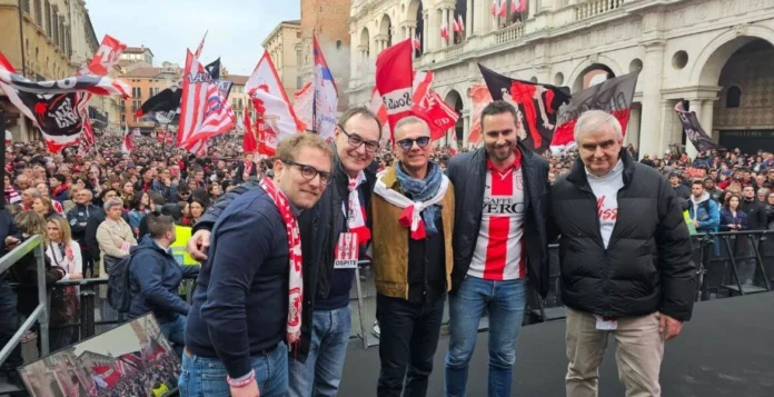 L.R. Vicenza in Serie B, festa nel cuore della città tra tifosi e squadra L.R. Vicenza in Serie B, festa nel cuore della città tra tifosi e squadra