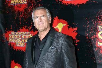 La star di ‘La Casa’ Bruce Campbell rivela di avere il cancro: “Ma non temete, sono un vecchio figlio di putt…”